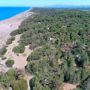 Pisa Stay Close To Leaning Tower